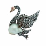 Brosche / Anhänger in Schwanform mit Barock Perle und Diamantrosen Vorschau