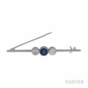 Platinbrosche besetzt mit 1 Saphir und 2 Diamanten im Altschliff