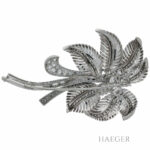 Florale Brosche von Schilling in 750er Weissgold mit 3,6 Carat Diamantbesatz Vorschau