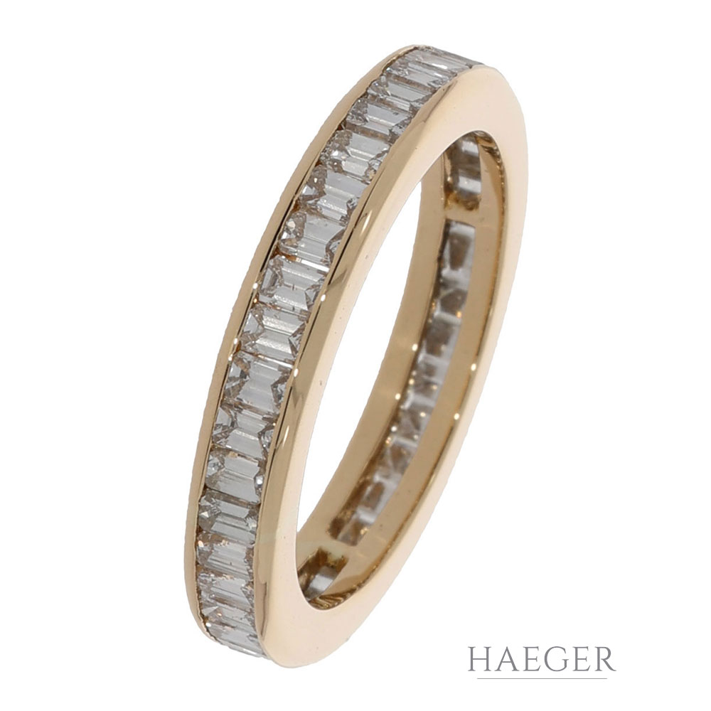 Memoirering in 750er Gelbgold besetzt mit Diamanten im Baguetteschliff