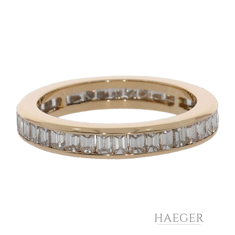 Memoirering in 750er Gelbgold besetzt mit Diamanten im Baguetteschliff