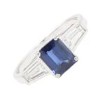 Ring Weißgold mit Saphir im Smaragdschliff und 2 Diamanten im Trapezschliff Vorschau