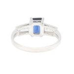 Ring Weißgold mit Saphir im Smaragdschliff und 2 Diamanten im Trapezschliff Vorschau