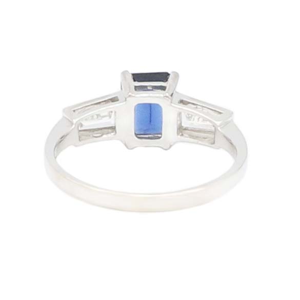 Ring Weißgold mit Saphir im Smaragdschliff und 2 Diamanten im Trapezschliff