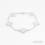 Van Cleef & Arpels Vintage Alhambra Armband mit Chalcedon 19 cm Weißgold Full Set 2023 Vorschau