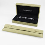 Van Cleef & Arpels Vintage Alhambra Armband mit Chalcedon 19 cm Weißgold Full Set 2023 Vorschau