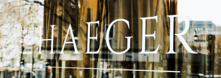 Schaufenster mit Haeger-Logo, dekoriert mit Schmuck und Uhren