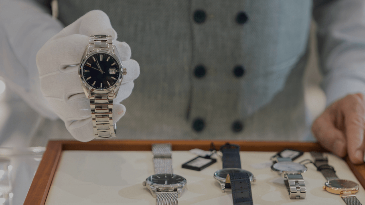 Kundenberater mit diversen Luxusuhren