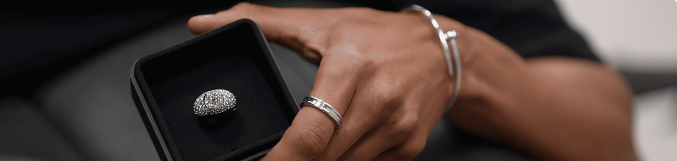 Hand mit Pre-Owned Schmuckstuecken