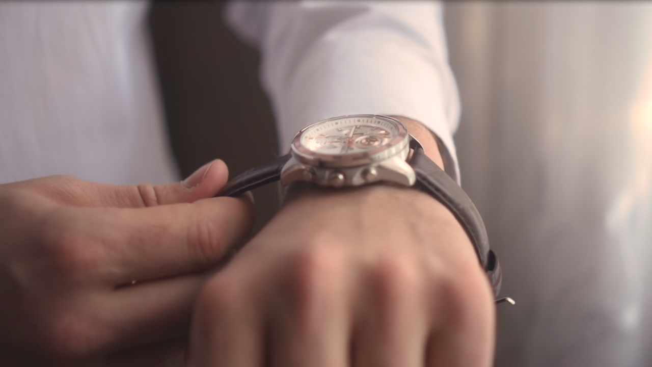 Juwelier legt eine hochwertige Armbanduhr an sein Handgelenk an