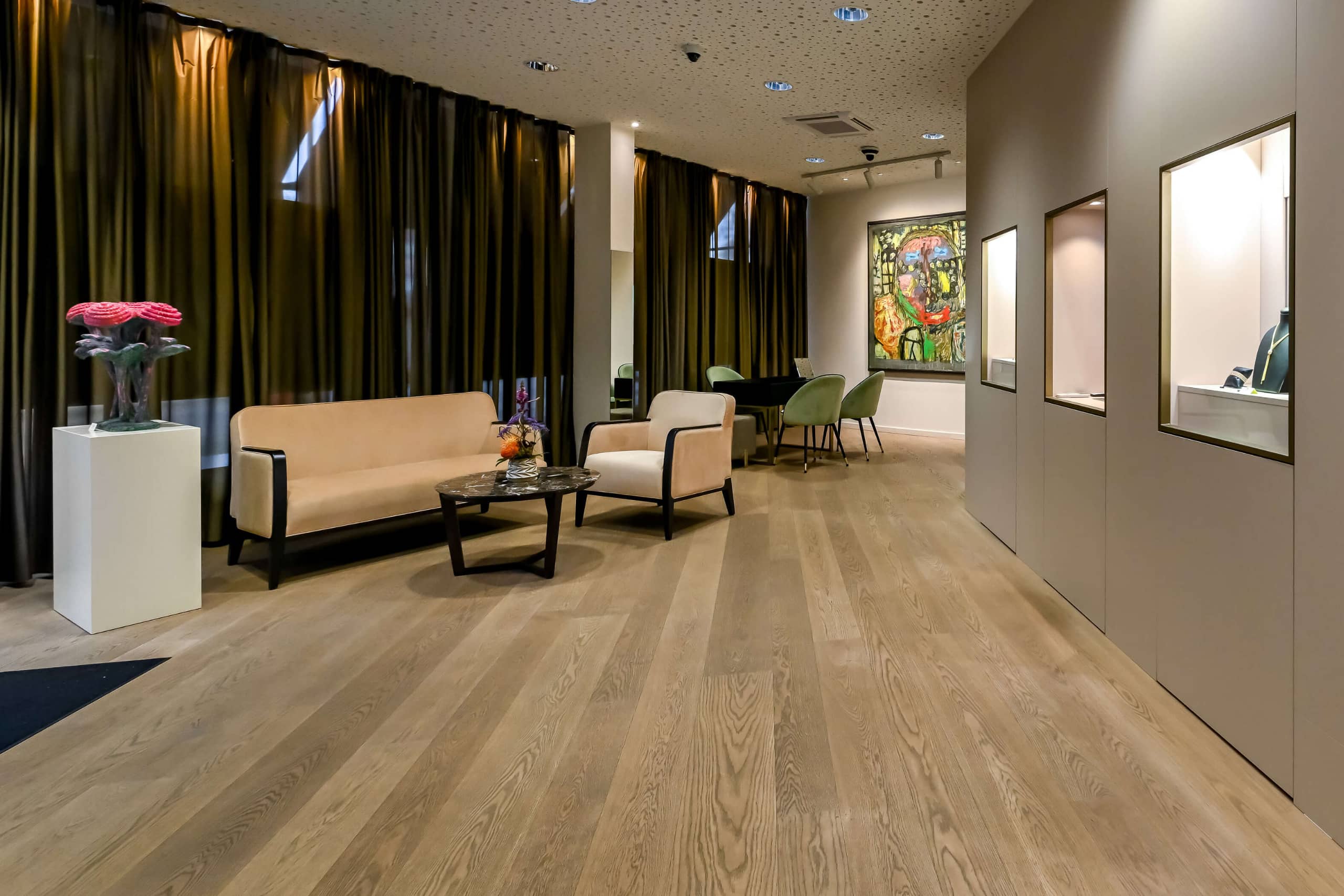 Standort Haeger Koeln Wartebereich und Vitrinen