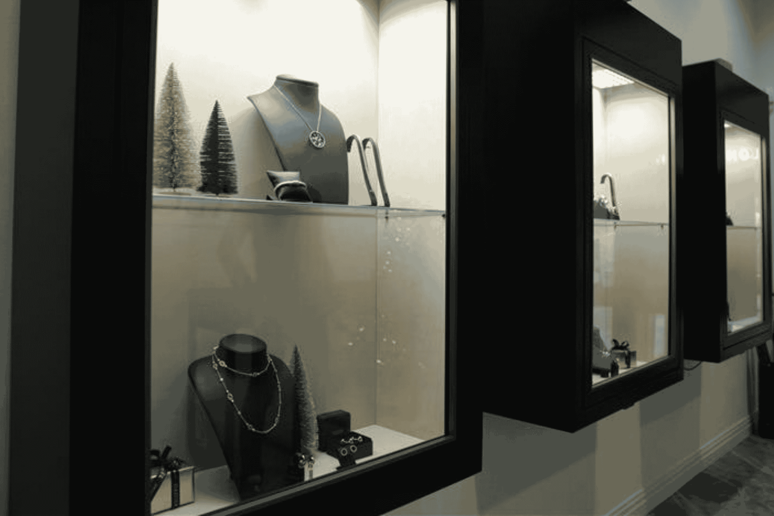 Standort Haeger Hamburg Vitrine mit Schmuck und Uhren